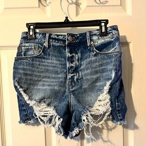 GOOD AMERICAN DISTRESSED JEAN SHORTS  
SIZE 4/27
